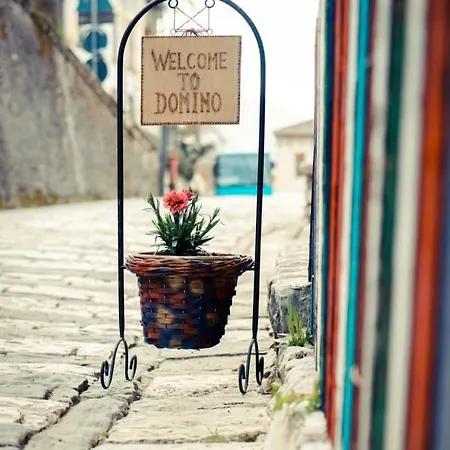 Domino Hotel *